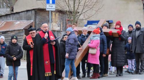 Droga Krzyżowa ulicami Parafii zakończona nabożeństwem zawieszenia swoich grzechów na krzyżu Jezusa Chrystusa 11.04.2025 r.