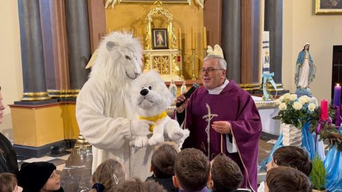 Roraty 2025 „Z papieżem Leonem czekamy na Jezusa”. Zaprosił nas dzisiaj do uczestniczenia w roratach Lew Leo i zostawił nam pomocnika Lew Junior. Zapraszam dzieci, młodzież i dorosłych do uczestniczenia w roratach. 30.11.2025 r.