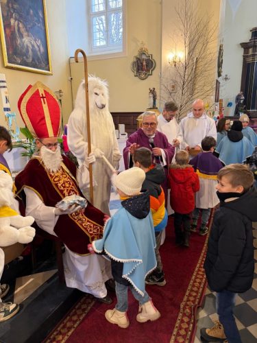 Podczas Mszy św. o godz. 10:00 odwiedzili nas Goście. Przyszedł Św. Mikołaj, a przyprowadził go Lew Leo, a był po niego z zaproszeniem do naszej parafii w Turcji. 07.12.2025 r.